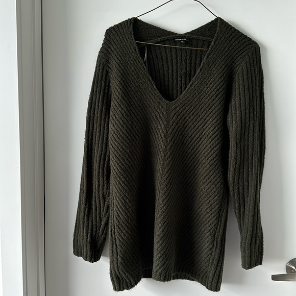 Dynamite ribbed v-neck sweater - Picture 2 of 6